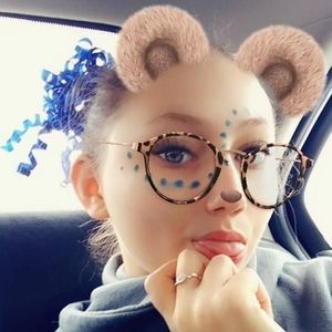 Meet your Posher, Leeann